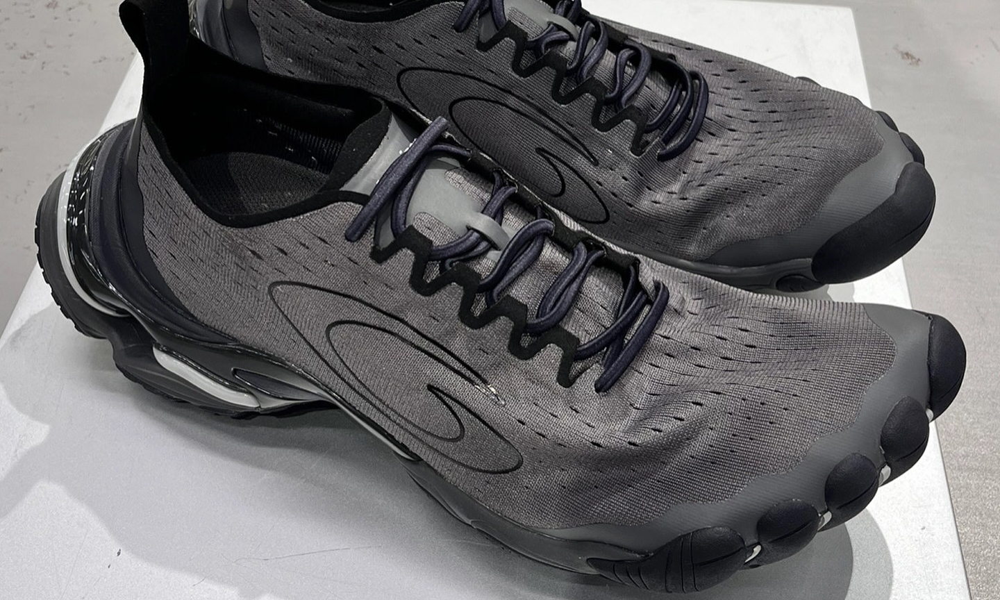 近赏 BALENCIAGA 全新运动鞋 Anatomic Runner