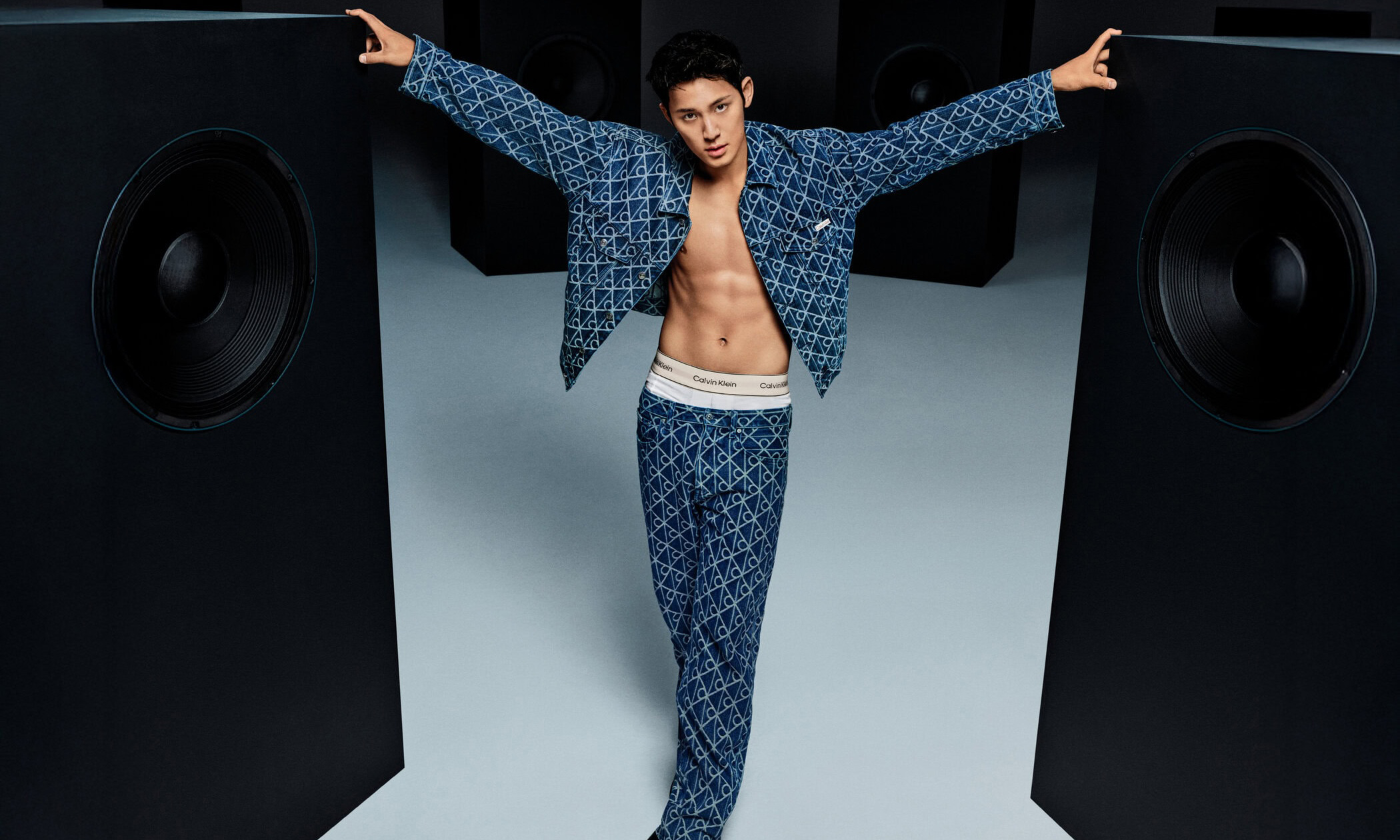 Calvin Klein 推出 2025 秋季广告片