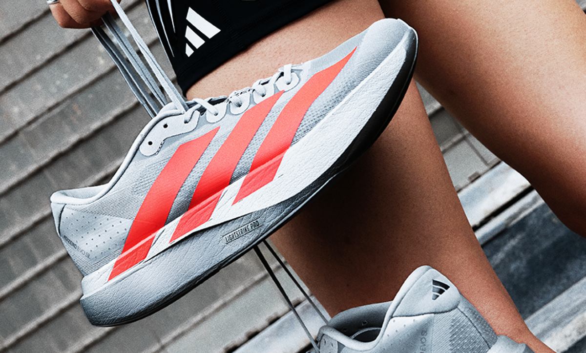 adidas ADIZERO EVO SL 实力获评《跑者世界》「2025年度最佳竞训跑鞋」称号