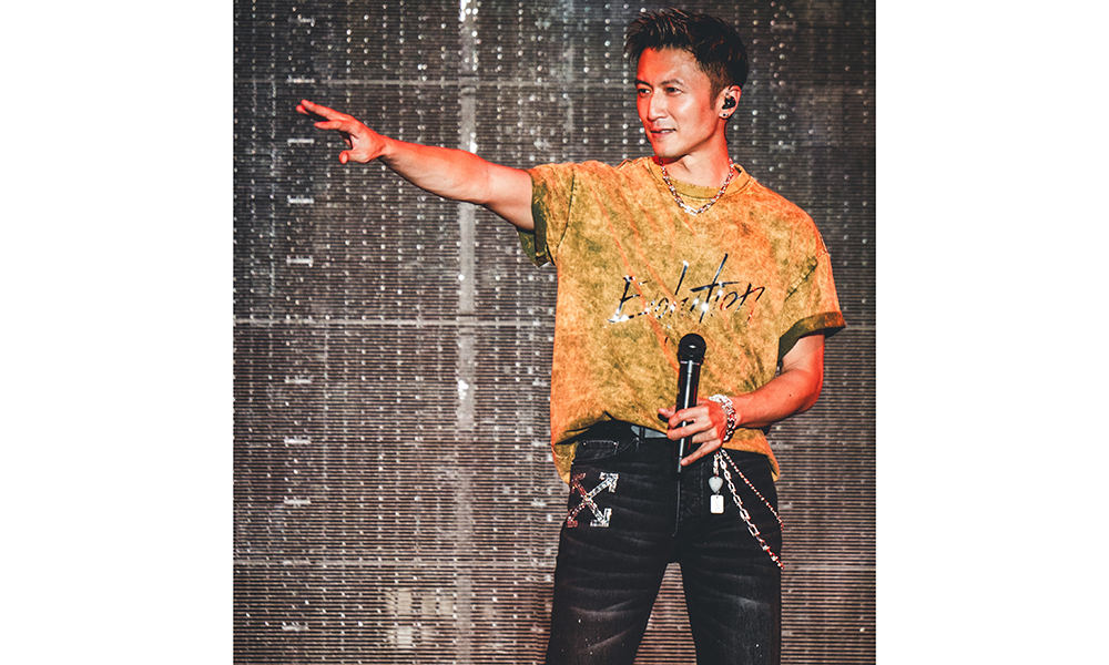 Off-White™ 首次为亚洲男艺人打造演唱会专属服饰