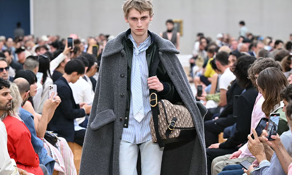 首秀争议后，DIOR 给 Jonathan Anderson 换了「新同事」