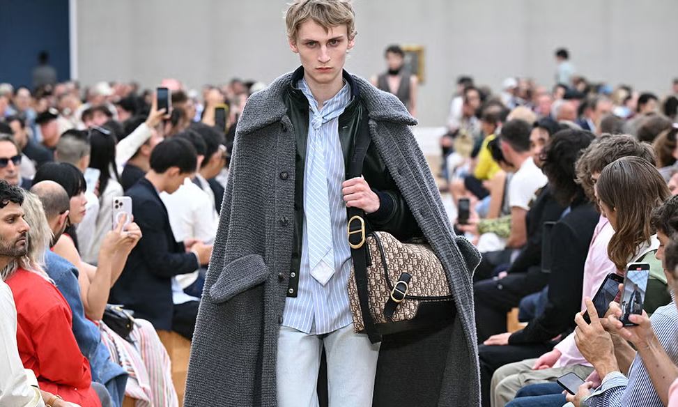 首秀争议后，DIOR 给 Jonathan Anderson 换了「新同事」
