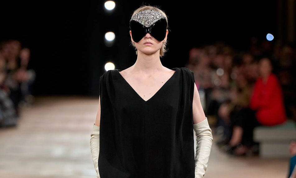 BALENCIAGA 推出 2026 春夏秀场