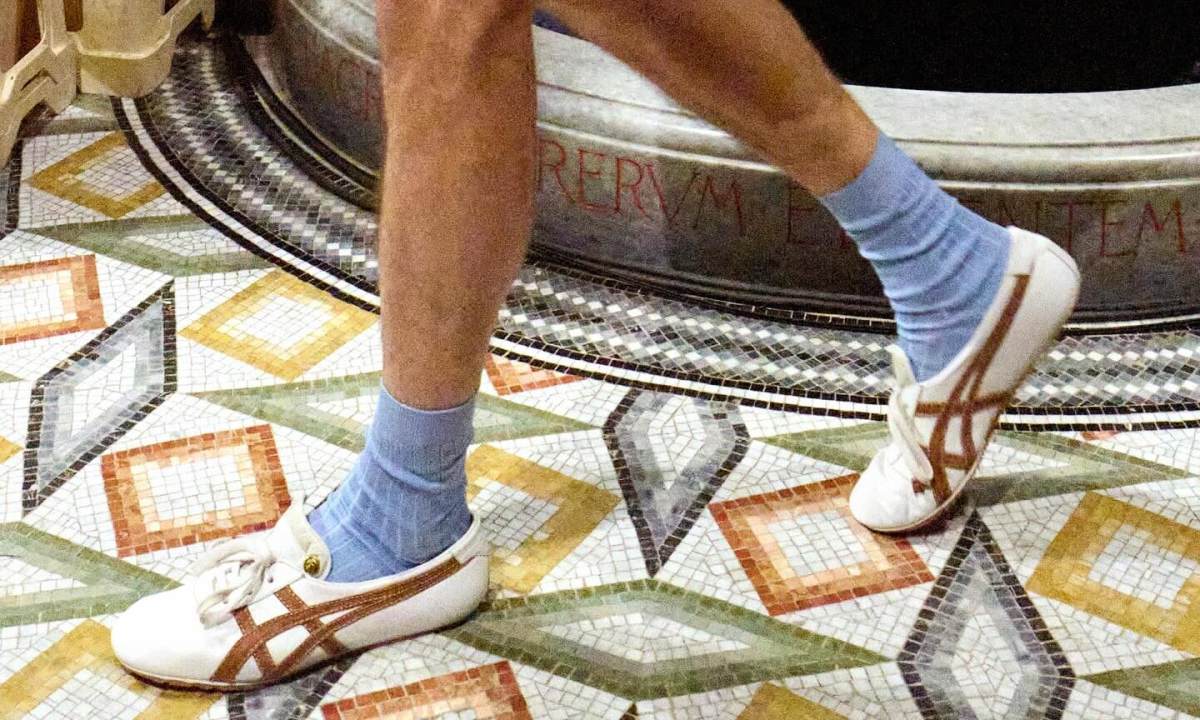 Versace 携手 Onitsuka Tiger 发布首个鞋履合作系列