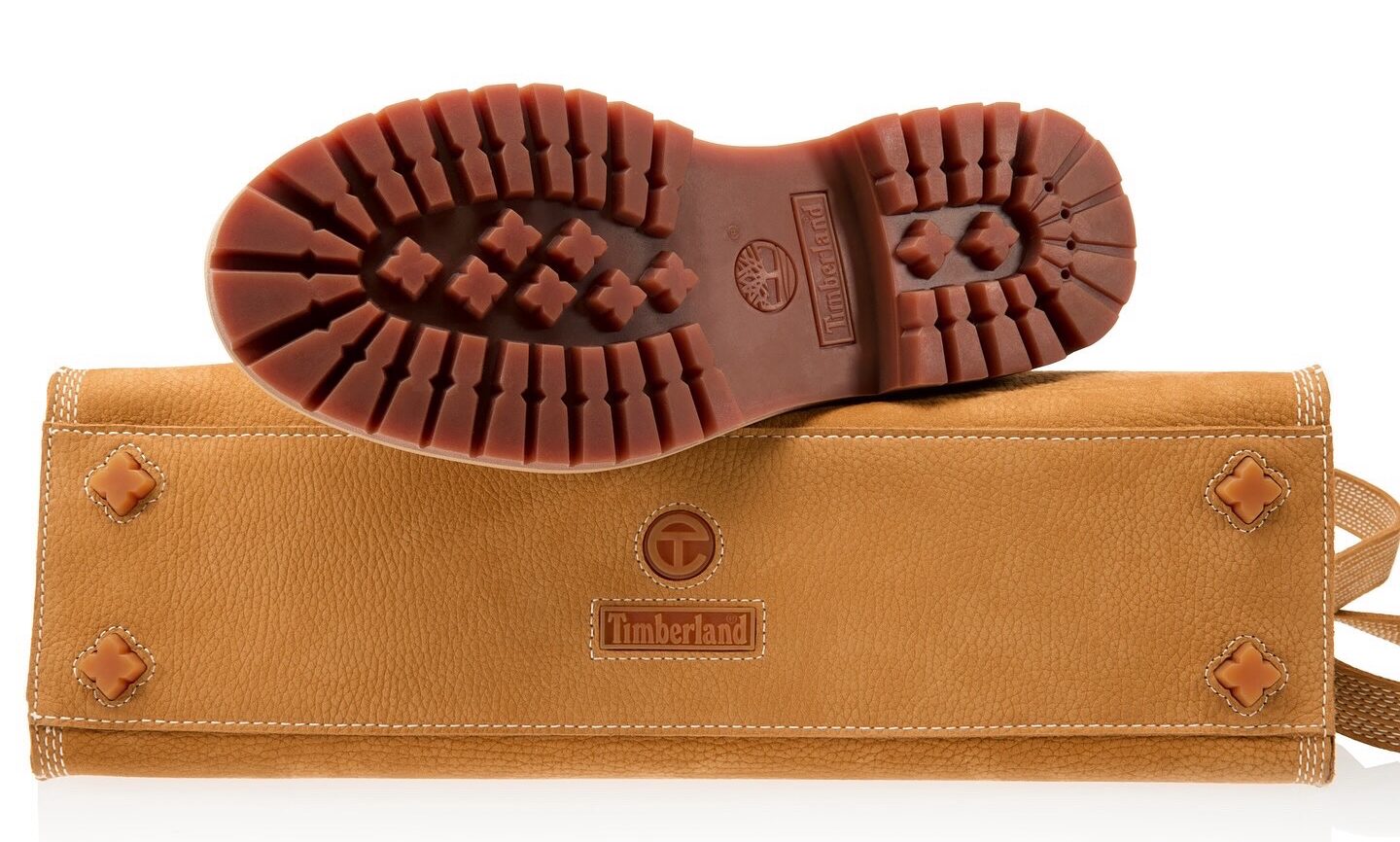 Timberland x TELFAR 联名靴款与手袋系列发售