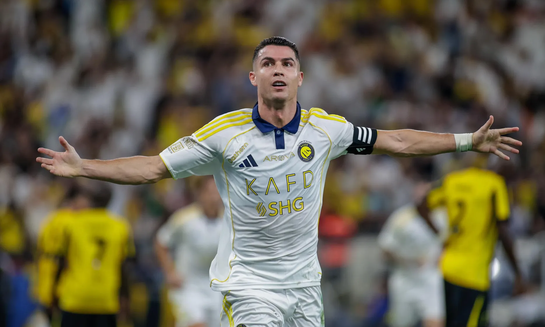 C 罗成为史上首位净资产超 10 亿美元足球运动员