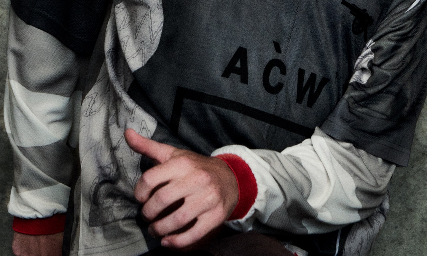 A-COLD-WALL* 与阿森纳足球俱乐部合作推出服饰系列