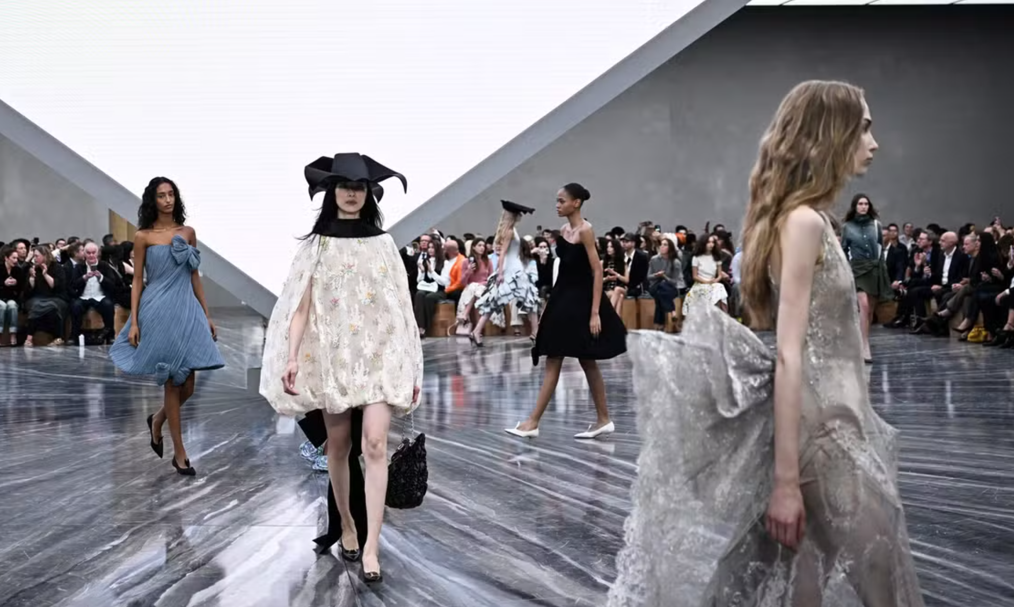 Jonathan Anderson 首场 DIOR 女装秀发布