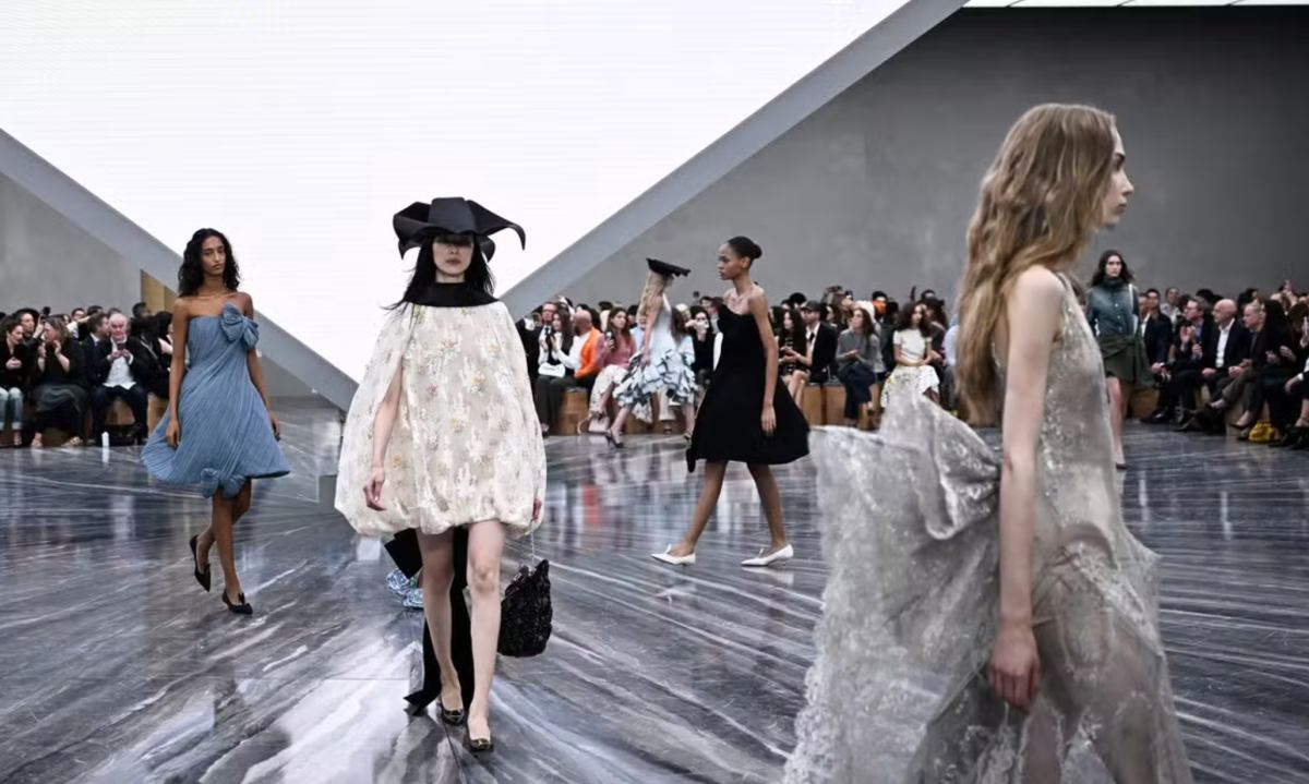 Jonathan Anderson 首场 DIOR 女装秀发布