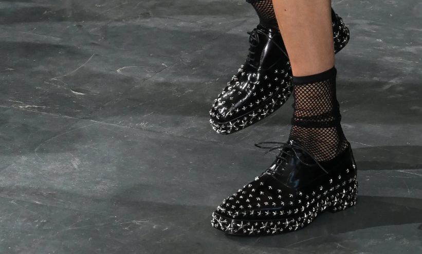 Noir Kei Ninomiya 与 Jimmy Choo 合作推出鞋履系列