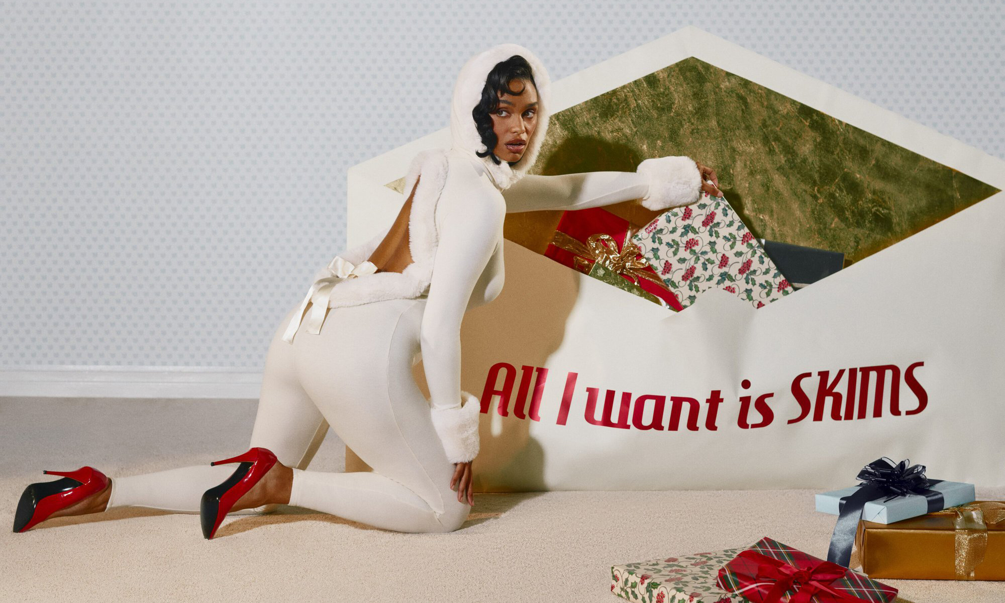 SKIMS 发布 2025 假日广告