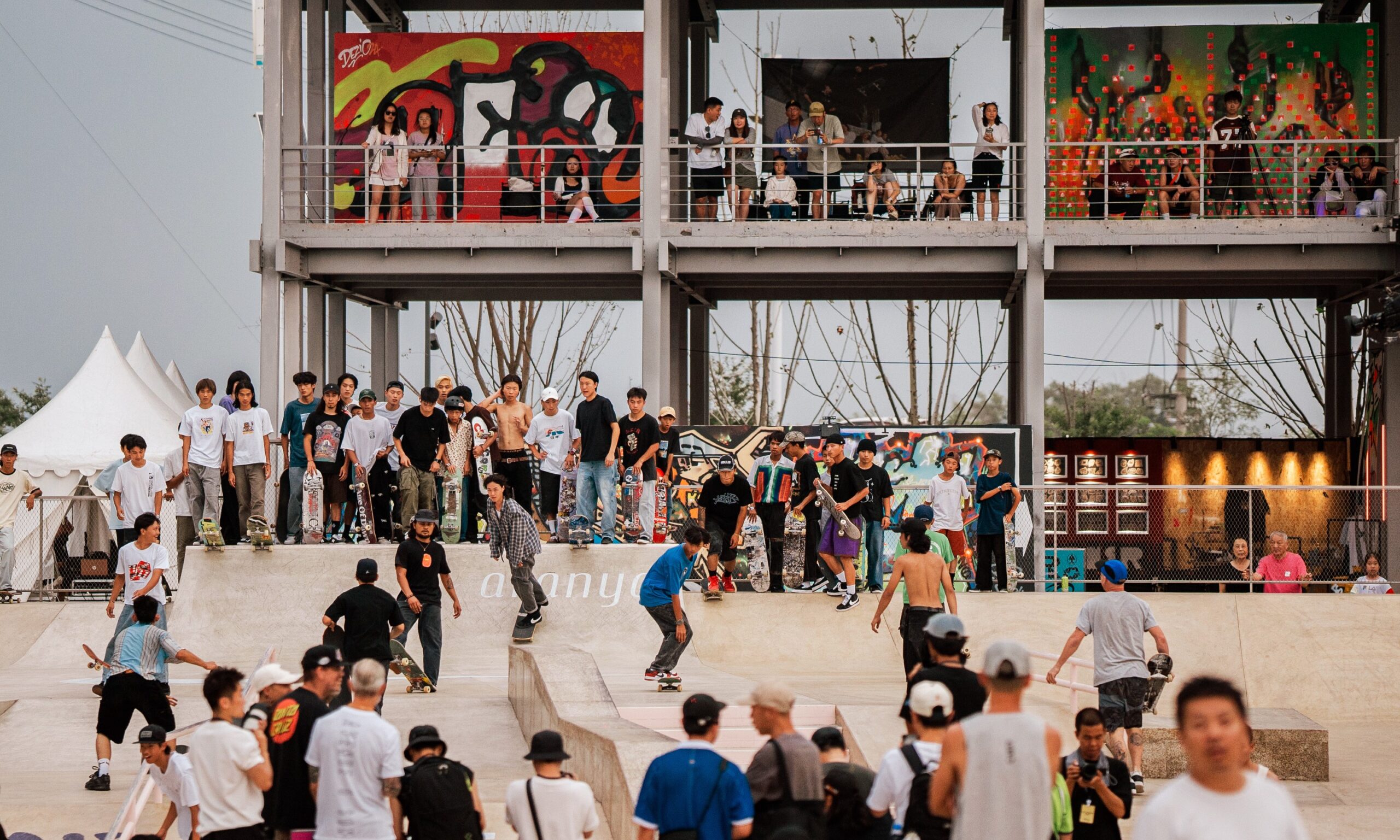 滑手、老人、孩子、游客都能在这里找到位置，阿那亚的这个公园到底做对了什么？