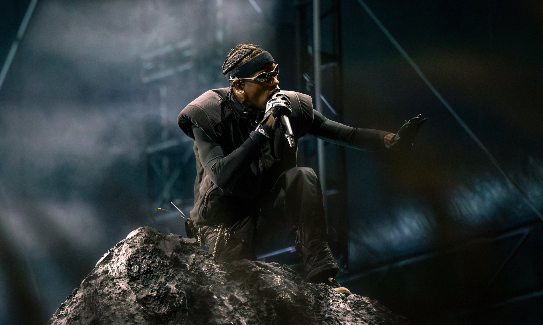 Nike 给不了 Travis Scott 的,Oakley 正在给…