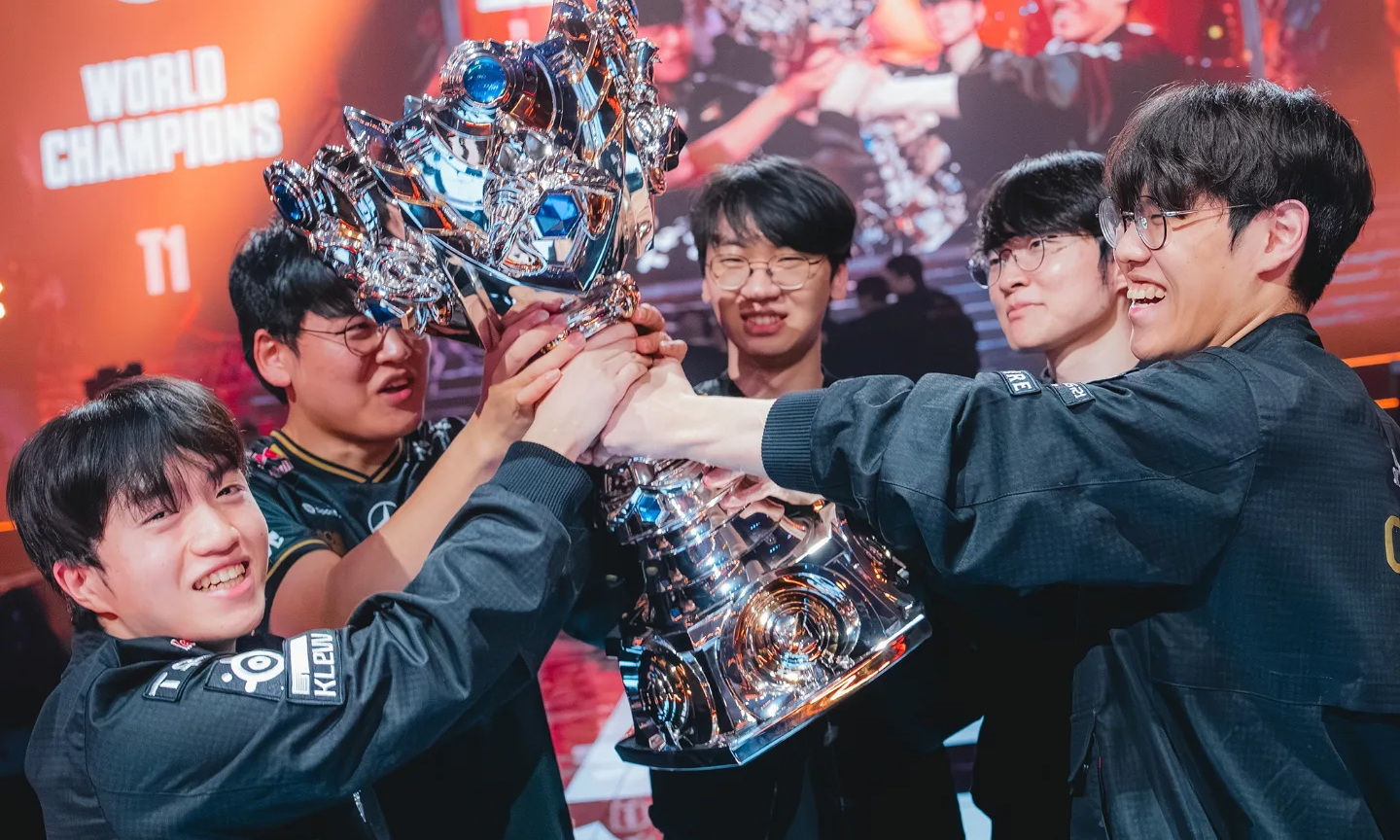 T1 夺得英雄联盟 S15 总决赛冠军，成为首支「三连冠」战队