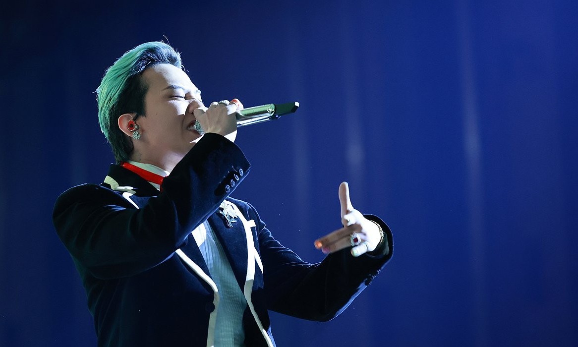 G-Dragon 荣获 2025 年 MAMA 颁奖典礼年度艺人奖