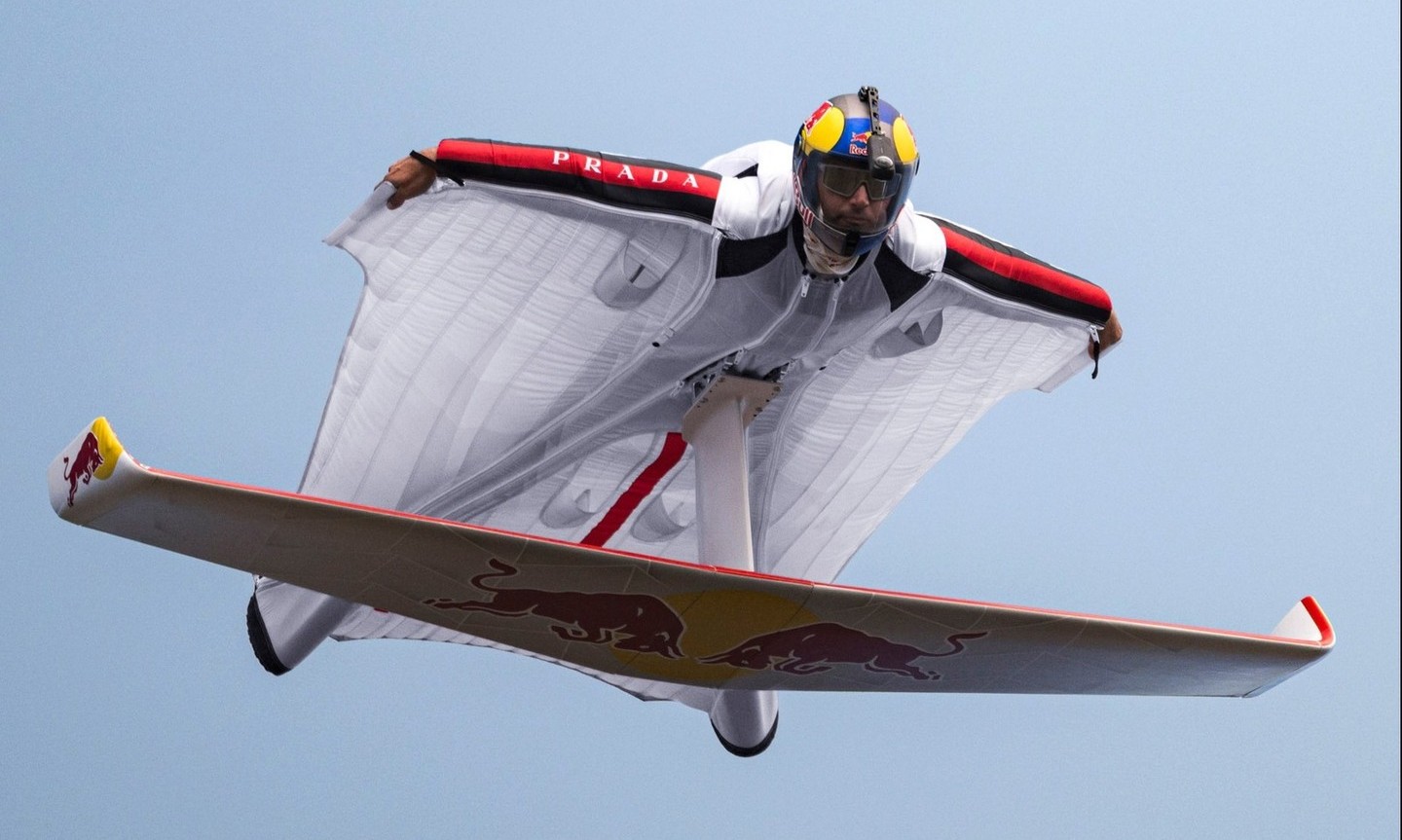 PRADA 携手 Red Bull 助力 Peter Salzmann 创下翼装飞行逆风攀升记录