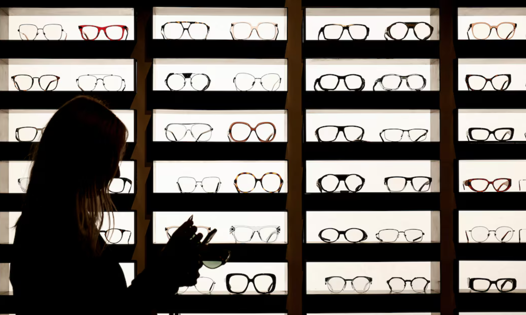 眼镜巨头 EssilorLuxottica 或将收购 Giorgio Armani 股份