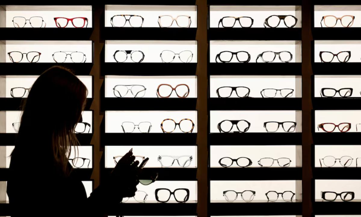 眼镜巨头 EssilorLuxottica 或将收购 Giorgio Armani 股份