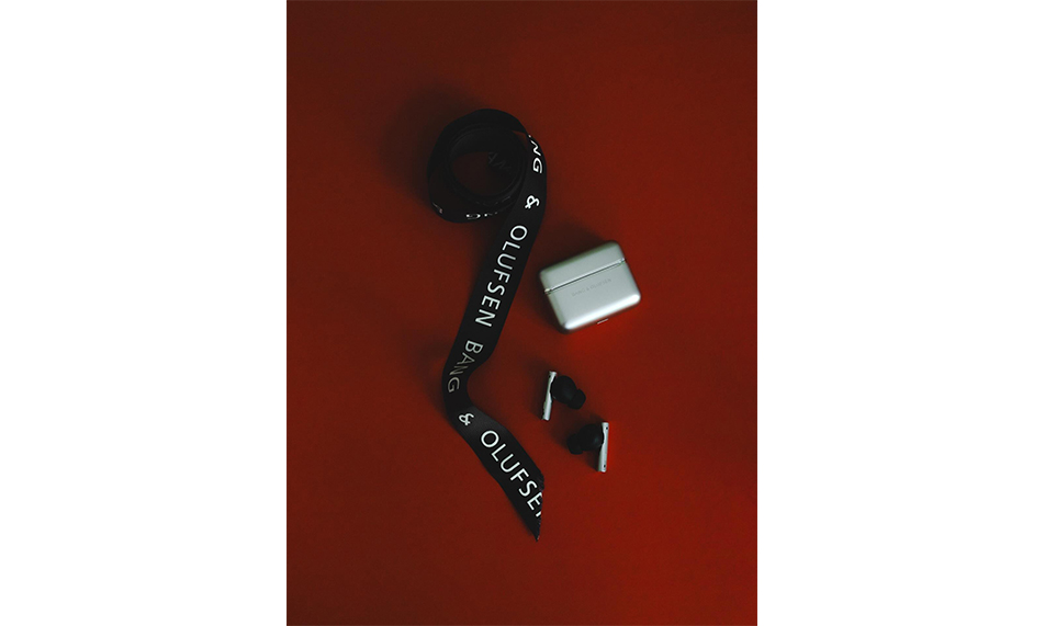 Bang & Olufsen 推出全新无线耳机 Beo Grace
