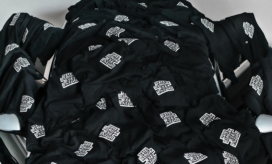 BlackEyePatch x Champion 推出特别定制款卫衣