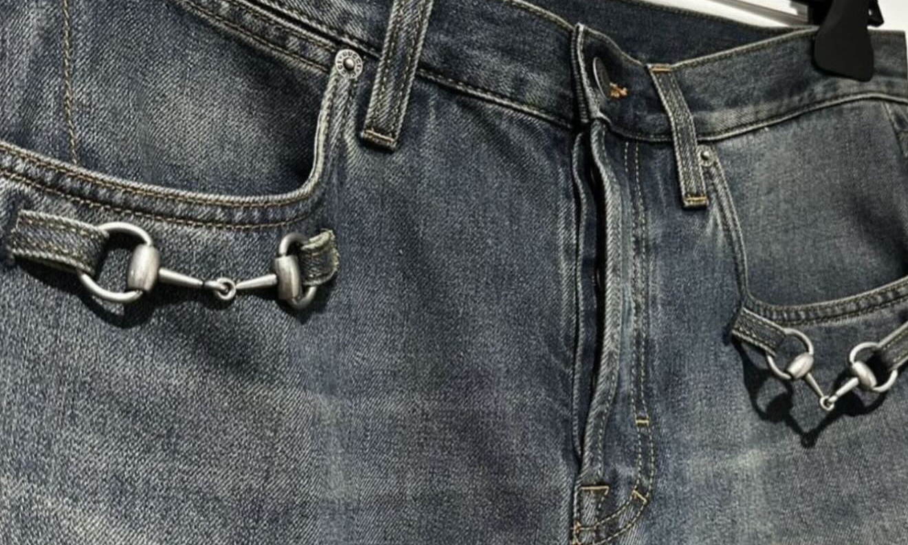 Demna 将 GUCCI 标志性「马衔扣」大规模引入成衣设计