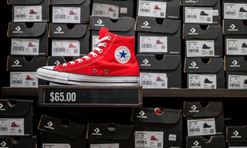 Nike 或考虑出售 CONVERSE