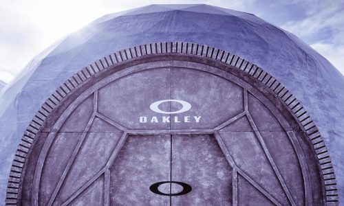 Oakley 再次携手 Mottolino Snowpark 打造滑雪公园