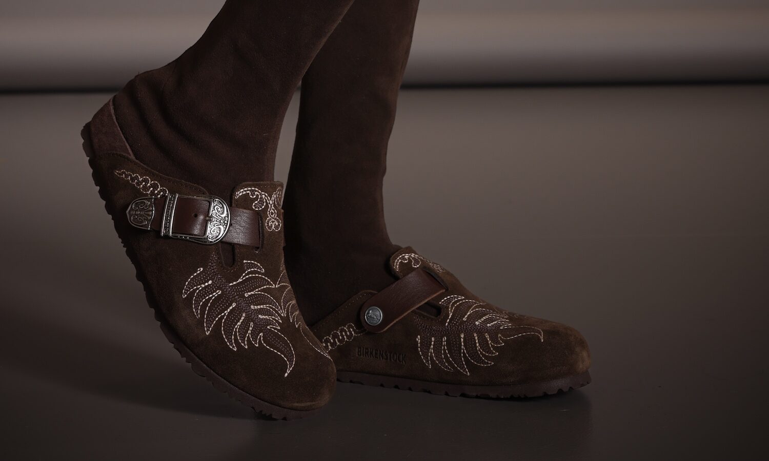 BIRKENSTOCK x Etro 合作鞋款亮相米兰时装周