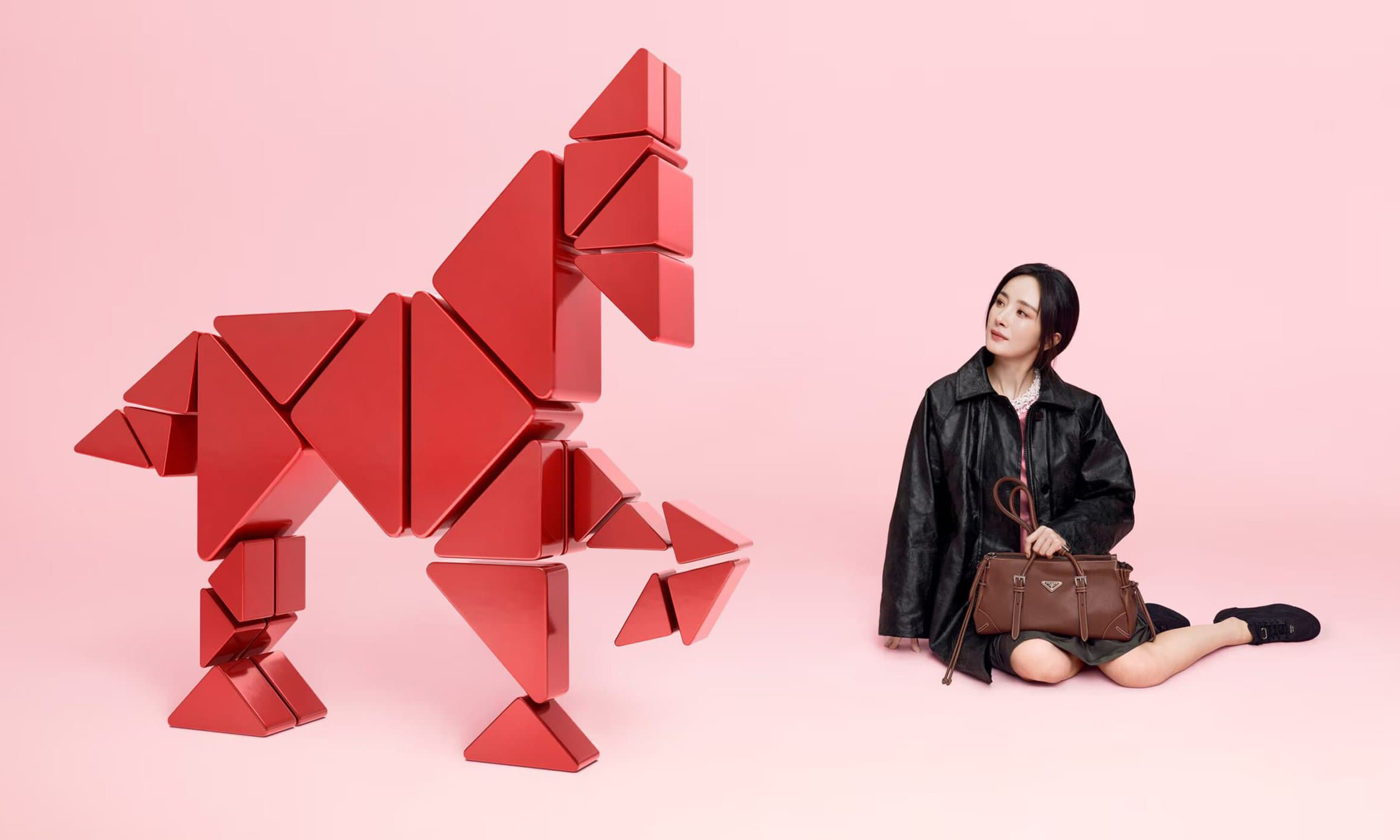 PRADA 推出 2026 春节广告片