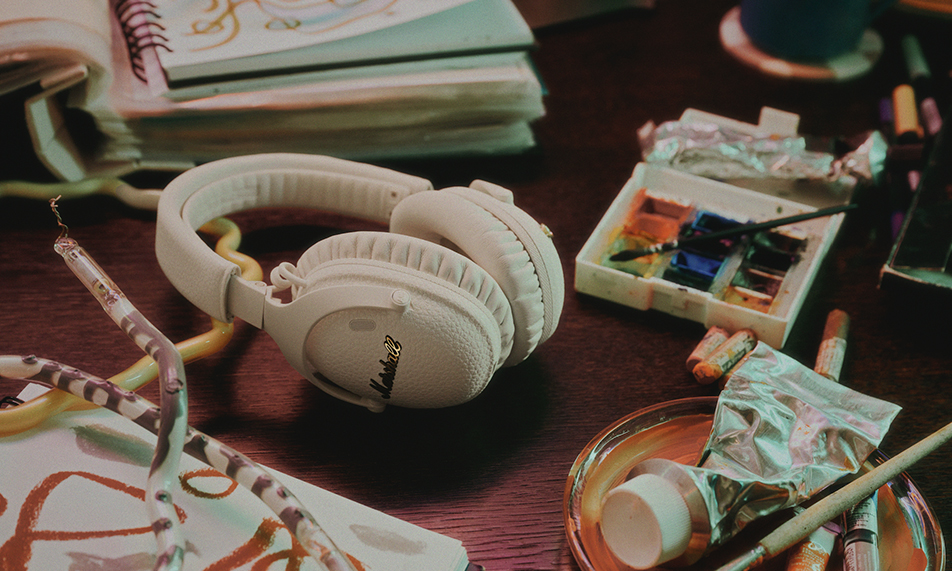 Marshall 将品牌经典的油彩白配色，首次引入耳机系列中的标杆之作 Monitor III A.N.C