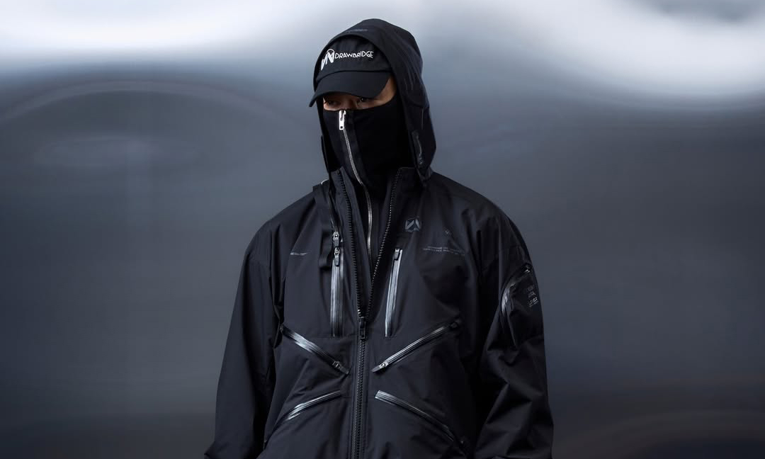 小岛秀夫工作室携手 ACRONYM 推出 J91U-WS DRAWBRIDGE 外套