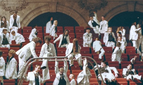 Maison Margiela 推出短片《JOY》庆祝 2026 春夏系列发布