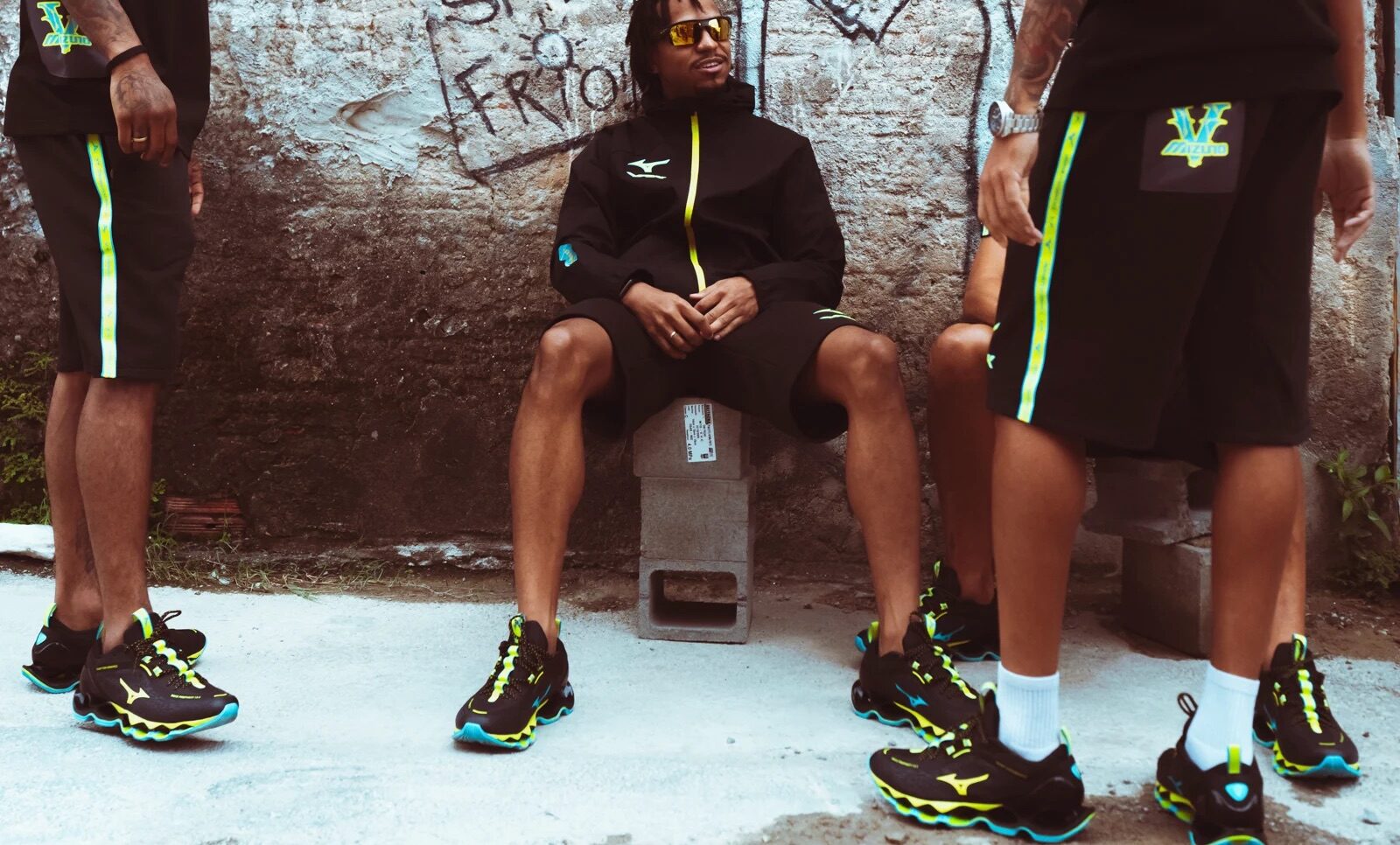 Mizuno 携手街头品牌 VRUNK 推出联名鞋款