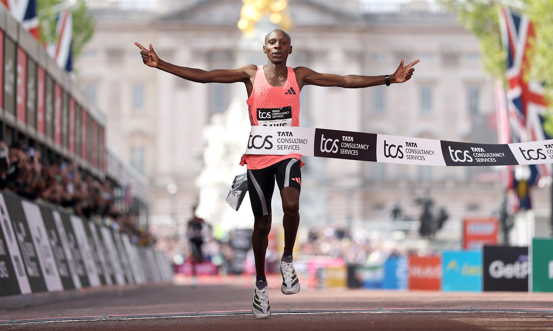 人类马拉松首次「破 2」，萨巴斯蒂安·萨维创造新纪录