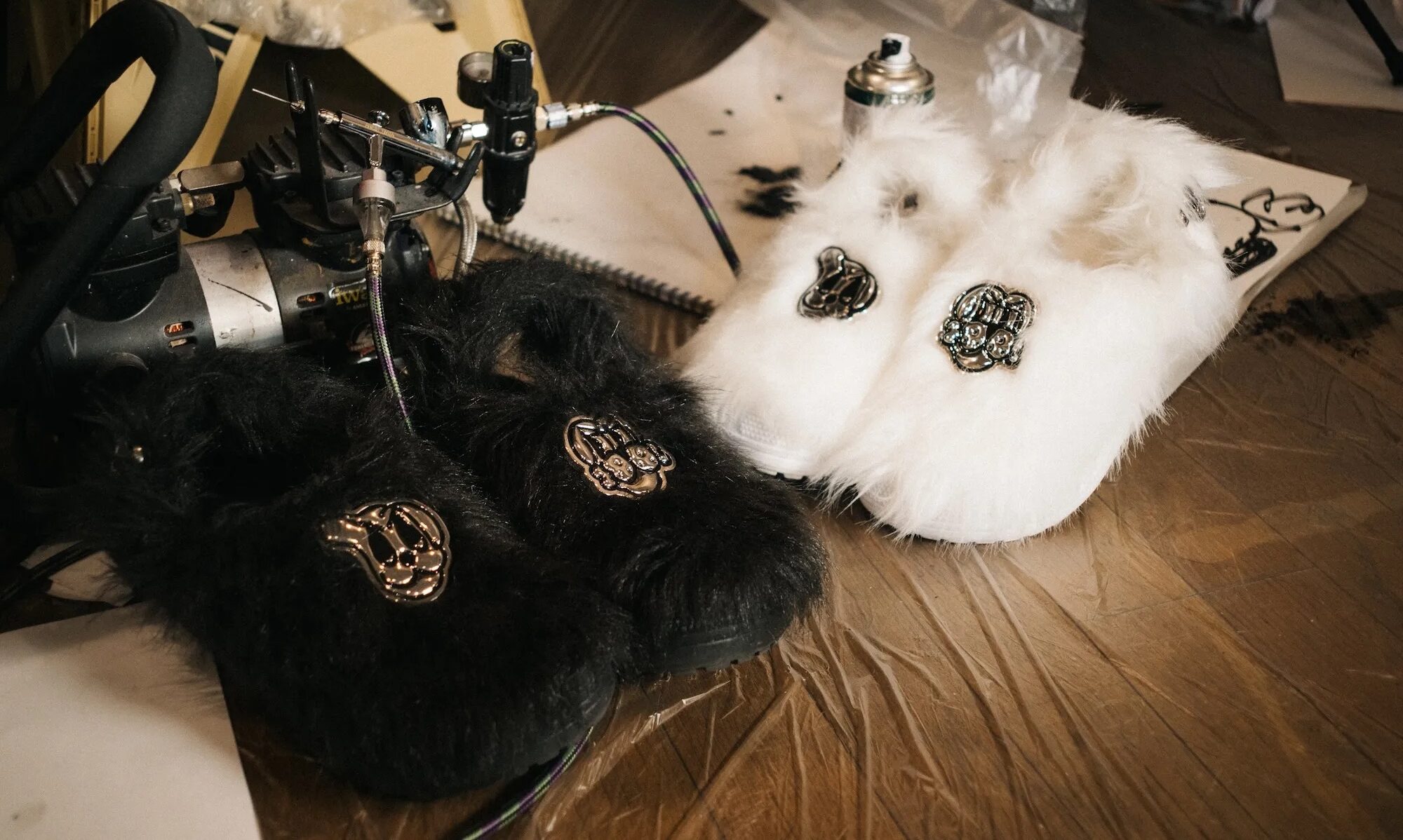 Crocs 携手艺术家兼设计师 Chito 推出全新鞋款