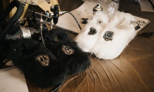 Crocs 携手艺术家兼设计师 Chito 推出全新鞋款