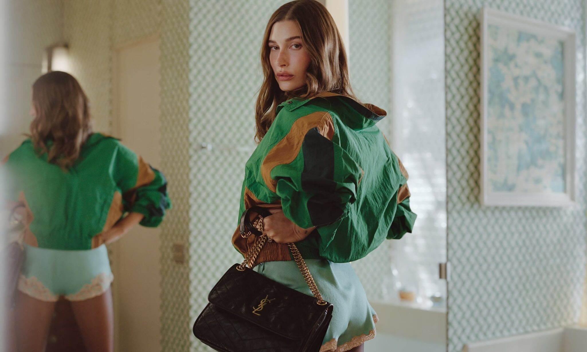 SAINT LAURENT 携手 Hailey Bieber 推出全新大片