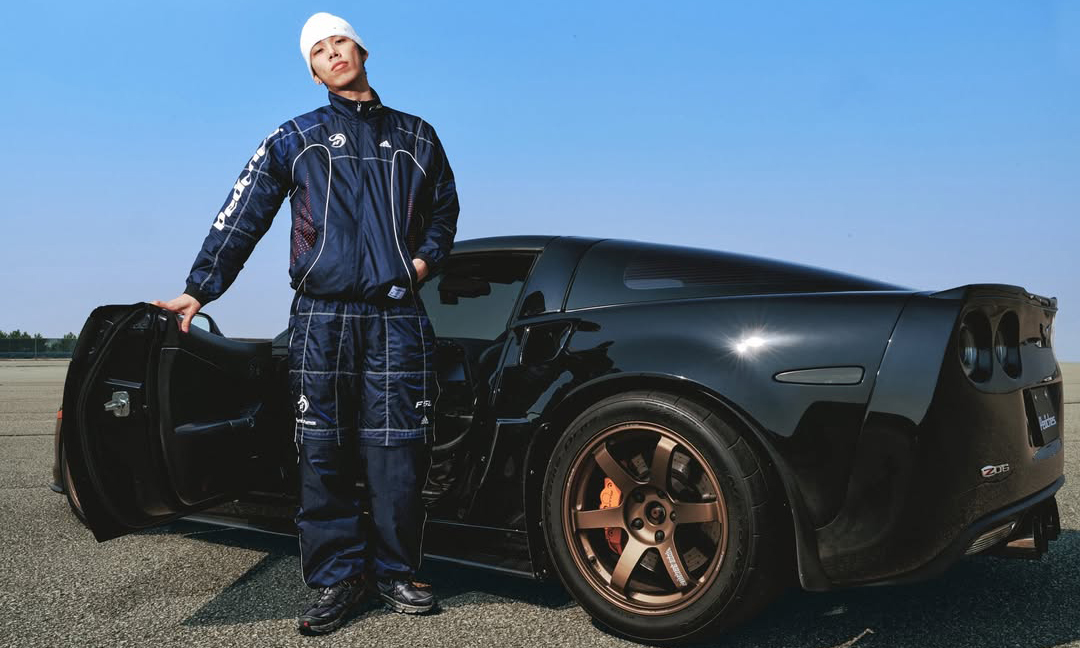 将足球基因与汽车文化融合，adidas Originals 携手 Peaches. 推出首个联名系列