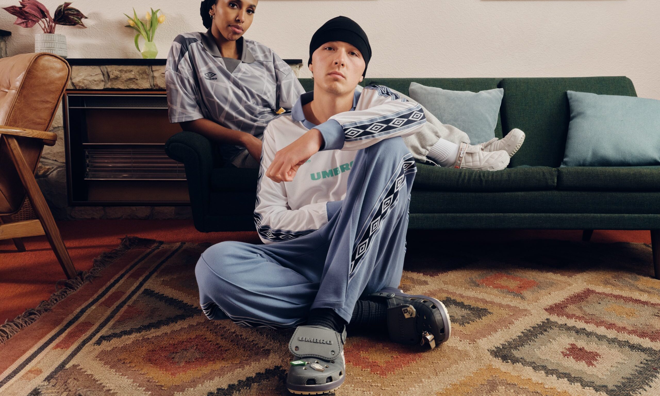 Crocs 联手 Umbro 推出足球主题鞋款