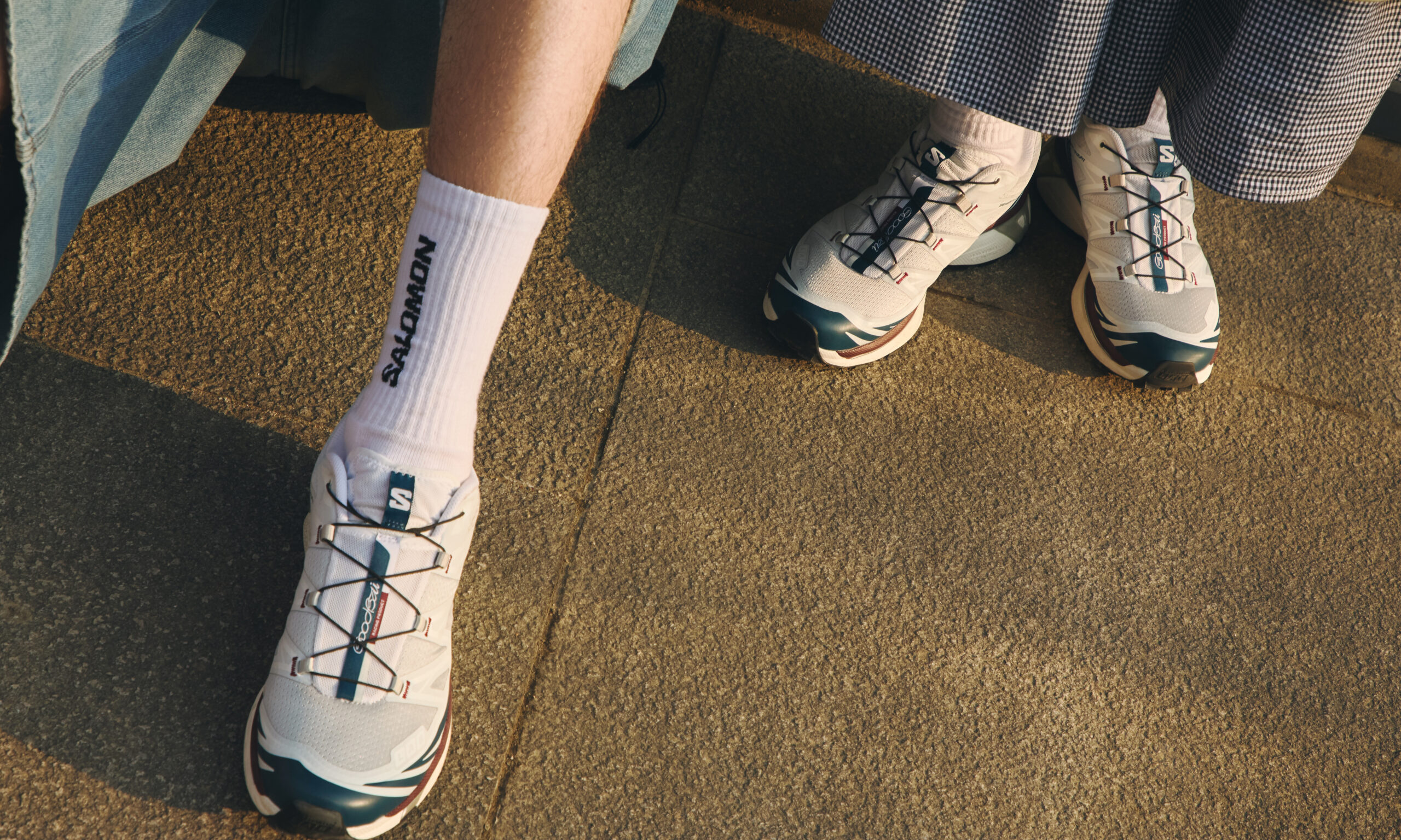 Salomon 与 Goodbai 首次携手推出联名款 XT-6，描绘跨越连绵山峰与天际线的即兴漫舞