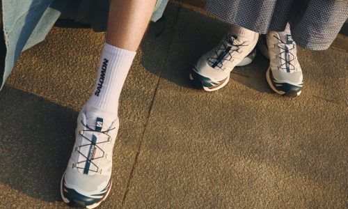 Salomon 与 Goodbai 首次携手推出联名款 XT-6，描绘跨越连绵山峰与天际线的即兴漫舞