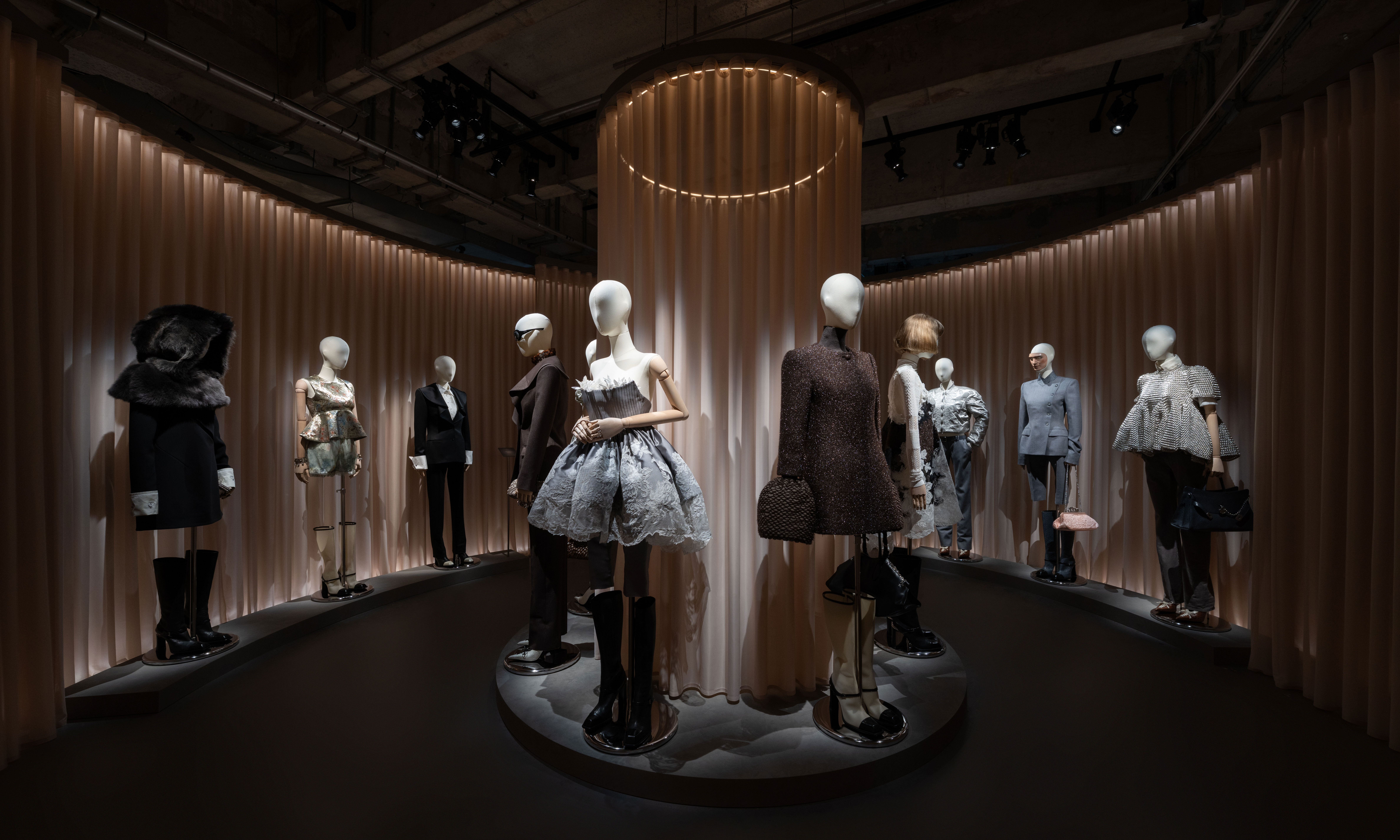 「McQueen：表象之下」沉浸式展览于上海揭幕