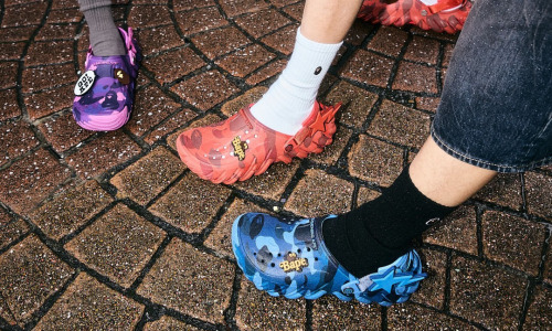 BAPE® 再度携手 Crocs 推出 2026 春夏全新联名系列