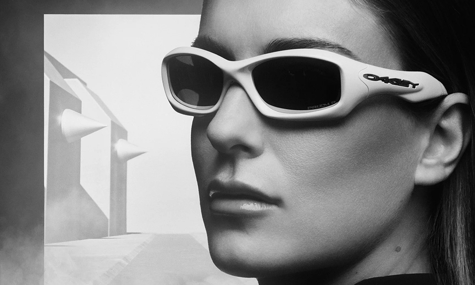 Oakley 正式复刻 2004 年经典眼镜型号「FatCat」