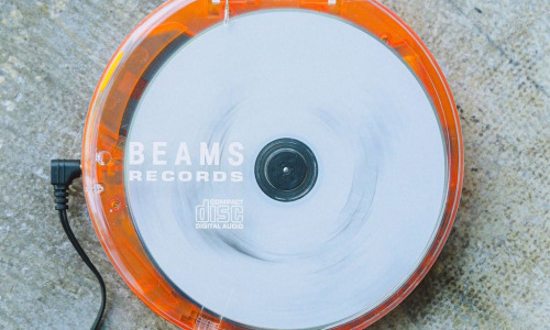 BEAMS 推出全新透明橙色 Portable CD Player