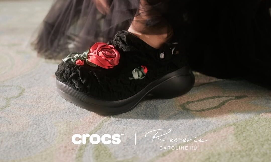 Caroline Hú x Crocs 合作鞋款发售在即