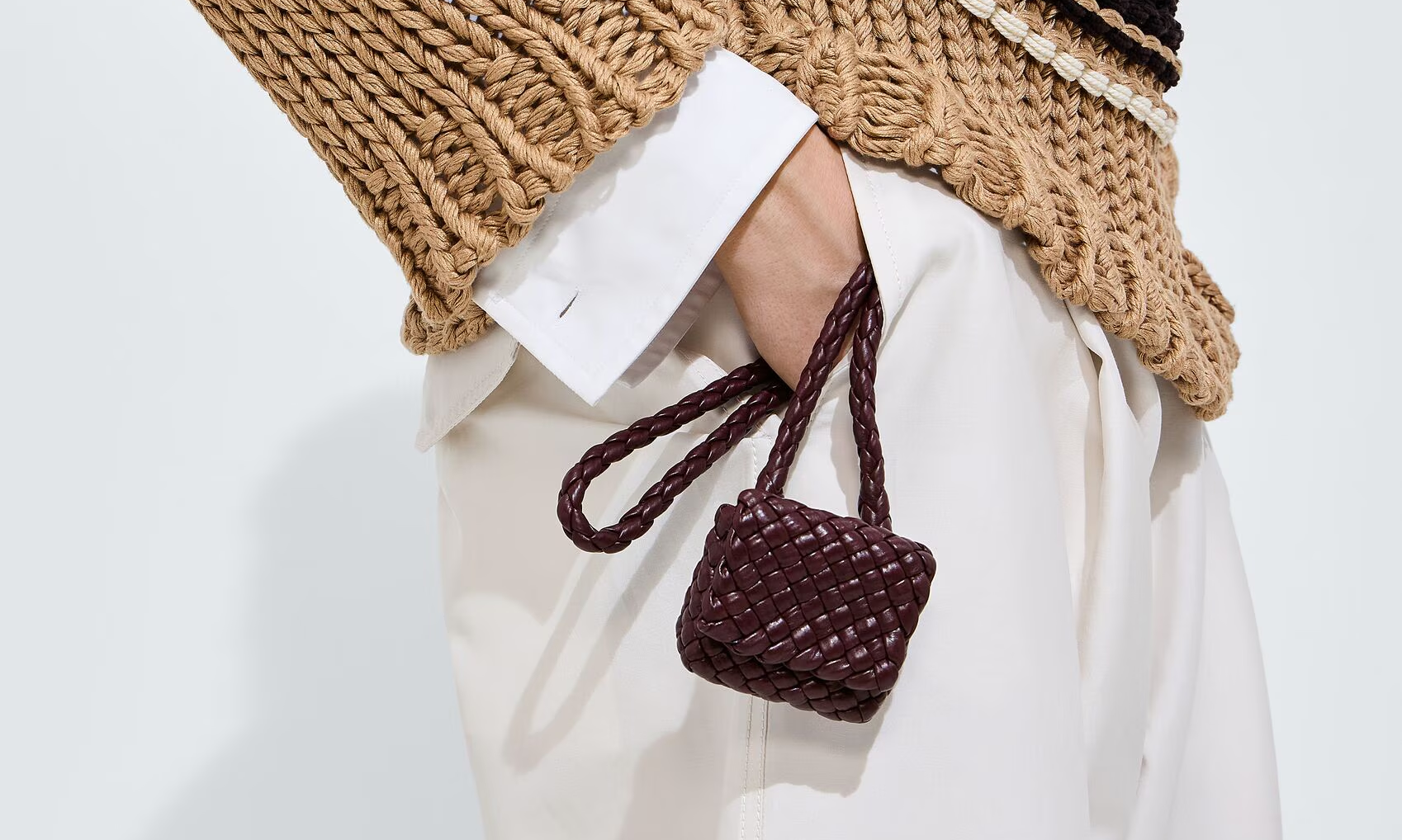 BOTTEGA VENETA 推出售价 1,250 美元 AirPods 保护套
