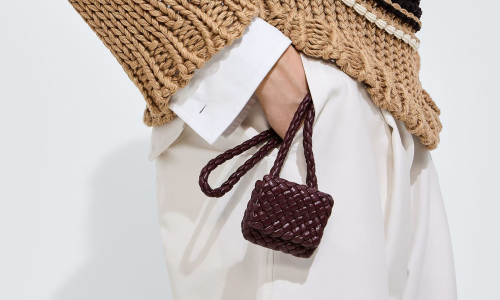 BOTTEGA VENETA 推出售价 1,250 美元 AirPods 保护套