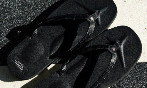 DELUXE x SUICOKE 发布联名款皮革凉鞋