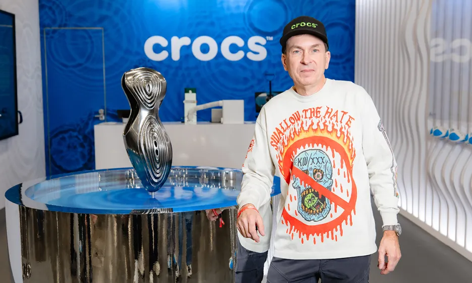被 Ye 委以重任的「老头」，帮 Crocs「进化」了